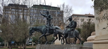 [한장의 추억] 마드리드 스페인 광장의 돈키호테와 판초 동상