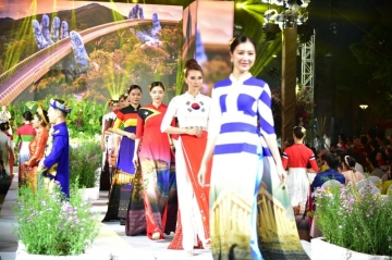 [베트남] 호치민...제9회 2023년 아오자이 축제 개최, 3월 31일까지