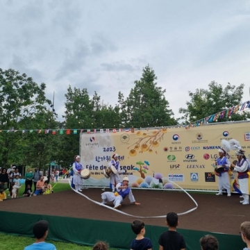 "안성 남사당 풍물단, 프랑스 한가위 축제에서 화려한 풍물놀이 선보여"