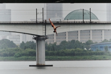 한강에서 펼쳐진 화려한 점프쇼, '레드불 서울 다이브' 성황리에 마무리