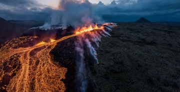 아이슬란드 레이캬네스 반도, 100m넘는  화산 폭발...항공 교통은 정상 운행