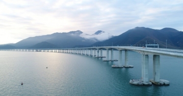 홍콩-주하이-마카오 잇는 강주아오 대교 개통...세계 최장 해상 다리 터널