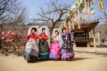 [용인] 한국민속촌, 꽃향기 가득한 봄축제 ‘비밀의 화원’ 공개...4월 13일~6월 23일