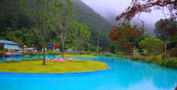 [삼척] 미로정원...운동장서 카누타고 수영도 즐길 수 있는 신비로운 공원