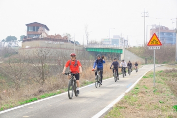 천안시장, 북면 위례 벚꽃축제에 자전거로 등장해 시민들과 소통